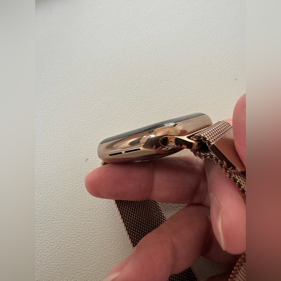 Apple Watch Series 4 Stainless Steel Gold 40 MM GPS+Cellular - Picture 3 of 12